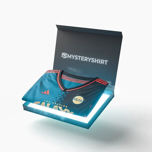 Una Adventure Mysteryshirt Box que se abre y revela la camiseta