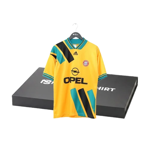Retro Mysteryshirt Box with a 2013/14 Gladbach shirt