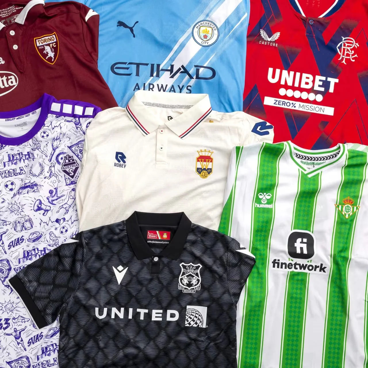 Un mur de maillots de football officiels de clubs du monde entier