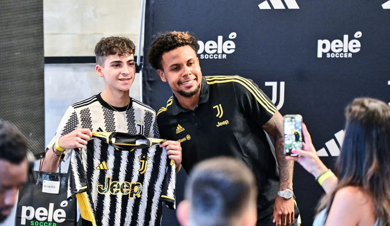 Ein Fan trifft einen Profispieler und bekommt ein Trikot