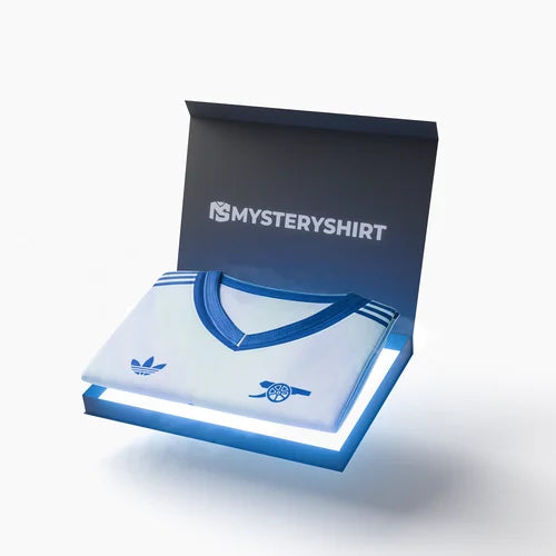 Eine Kids Mysteryshirt Box, die sich öffnet und das Trikot zeigt